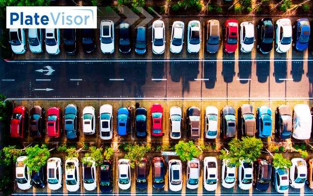 Vista aérea de un estacionamiento al aire libre gestionado con PlateVisor